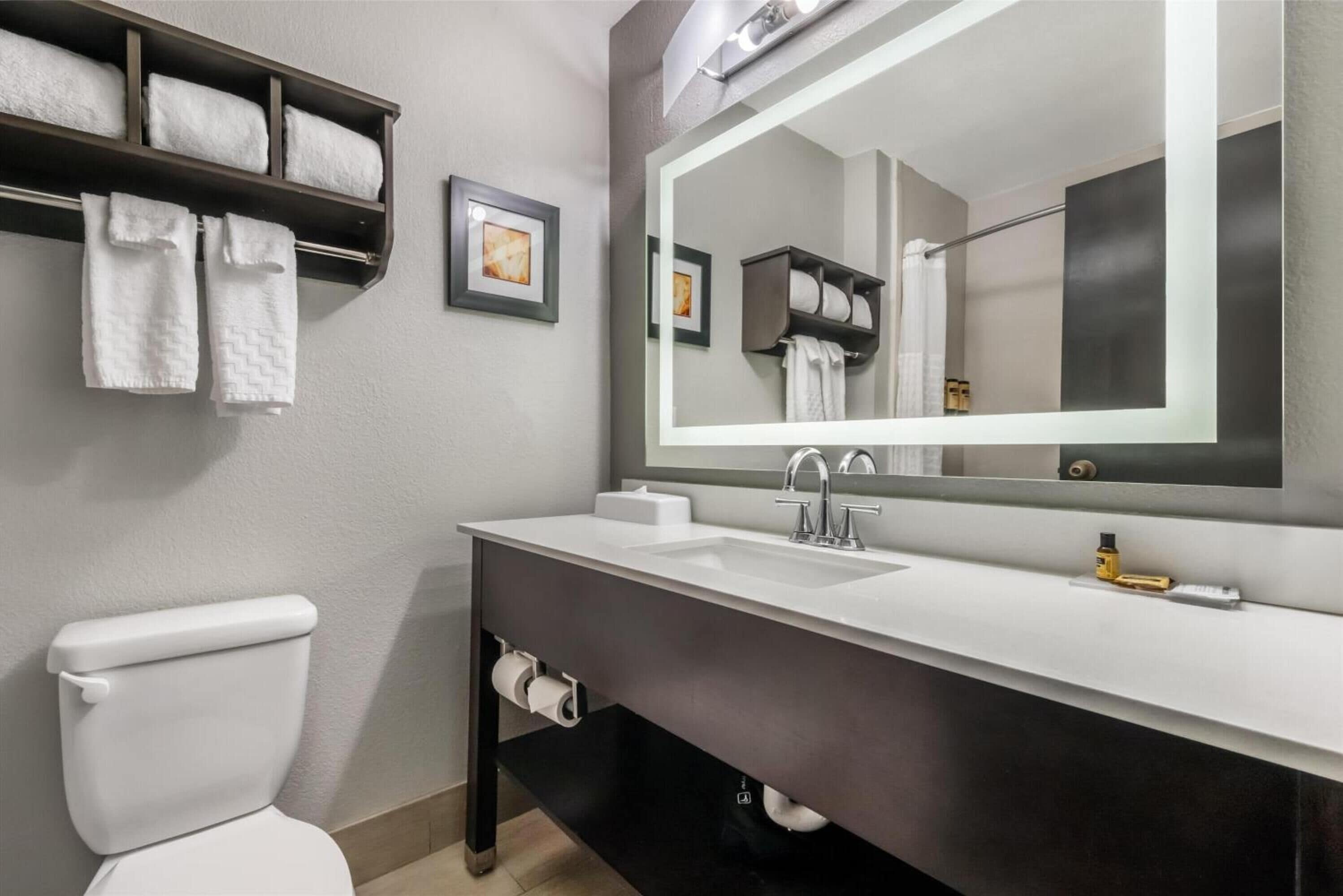 Duschwanne, Haartrockner, Handtücher