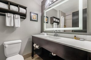 シャワー付き浴槽、ヘアドライヤー、タオル