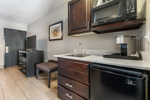 Suite, 1 King Bed with Sofa bed, Non Smoking, Kitchenette (with Sofabed) | 1 bedroom, Egyptian cotton sheets, in-room safe, desk