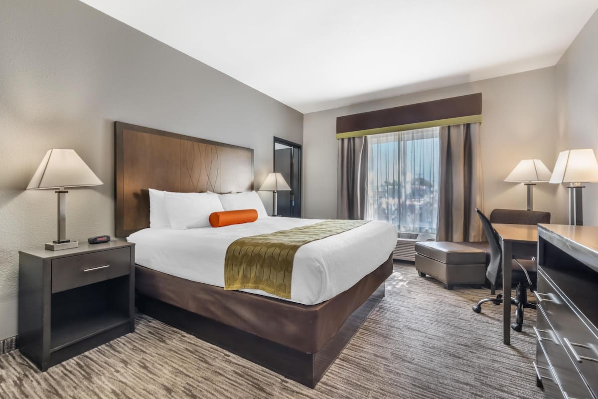 Standard Room, 1 King Bed, Non Smoking, Kitchenette | Egyptian cotton sheets, in-room safe, desk, iron/ironing board