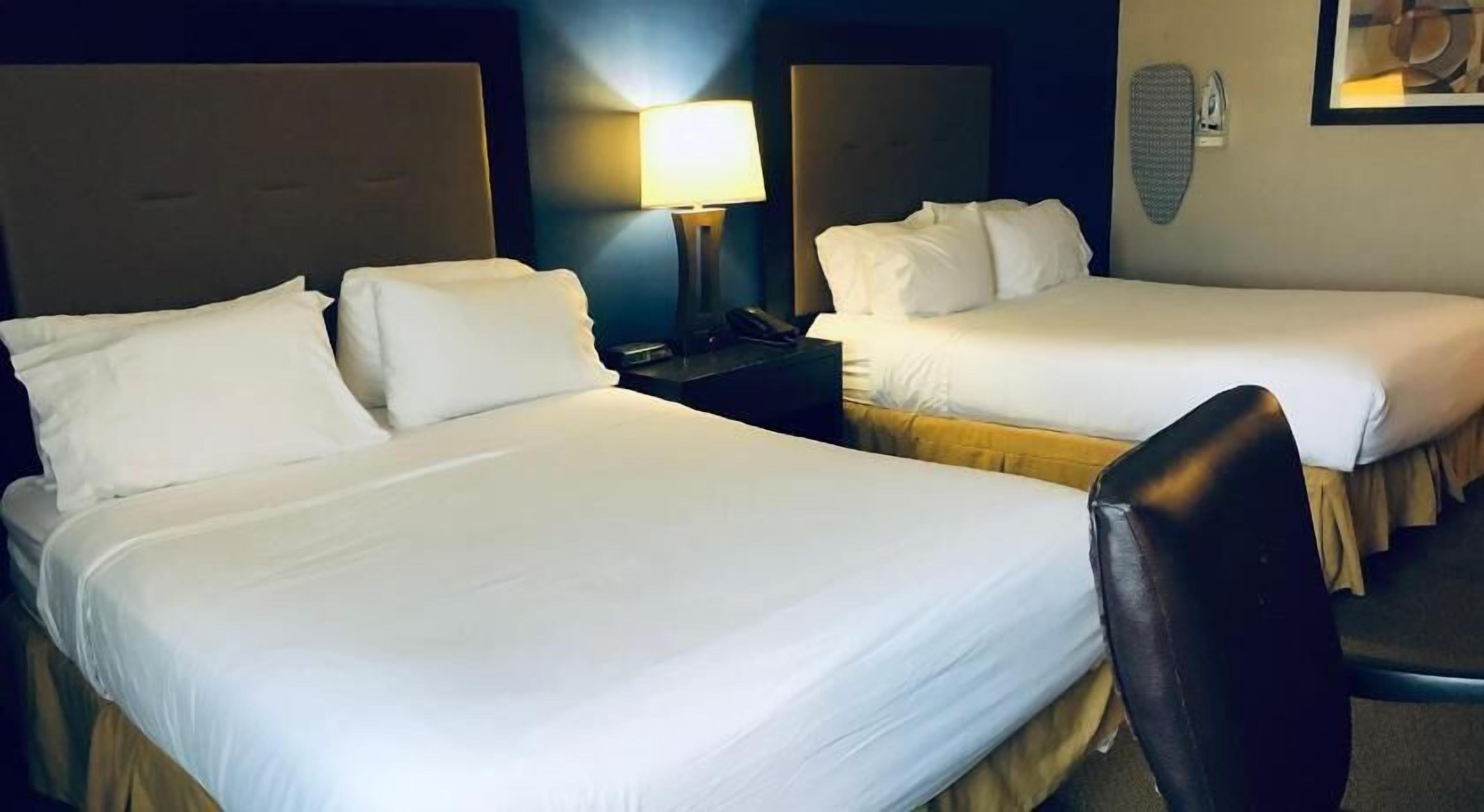 办公桌、笔记本电脑工作区、遮光窗帘、熨斗/熨衣板