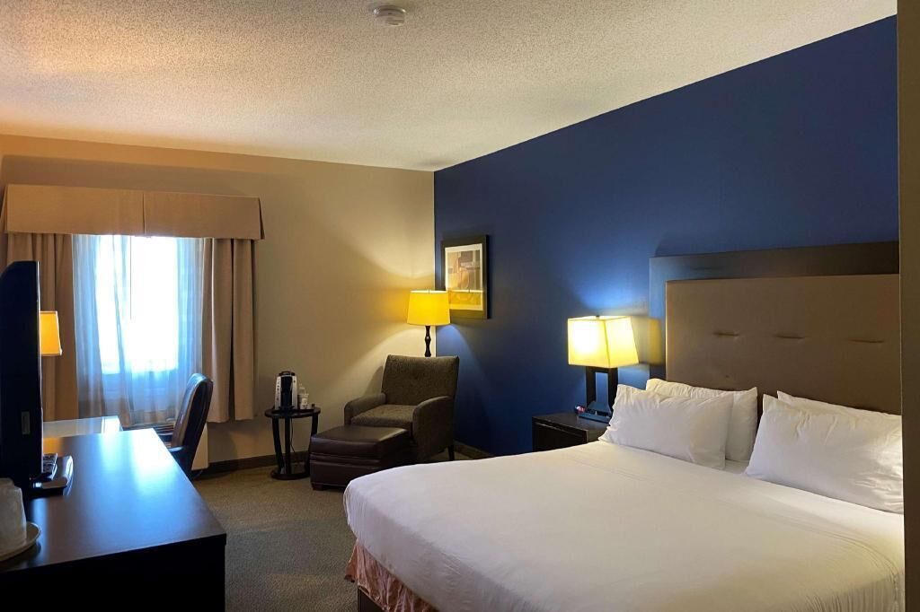 办公桌、笔记本电脑工作区、遮光窗帘、熨斗/熨衣板