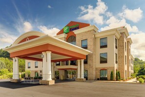 A Holiday Inn Express hotel with a covered entrance, multiple floors, and a brick facade. - Holiday Inn Express & Suites Corbin by IHG (Corbin)