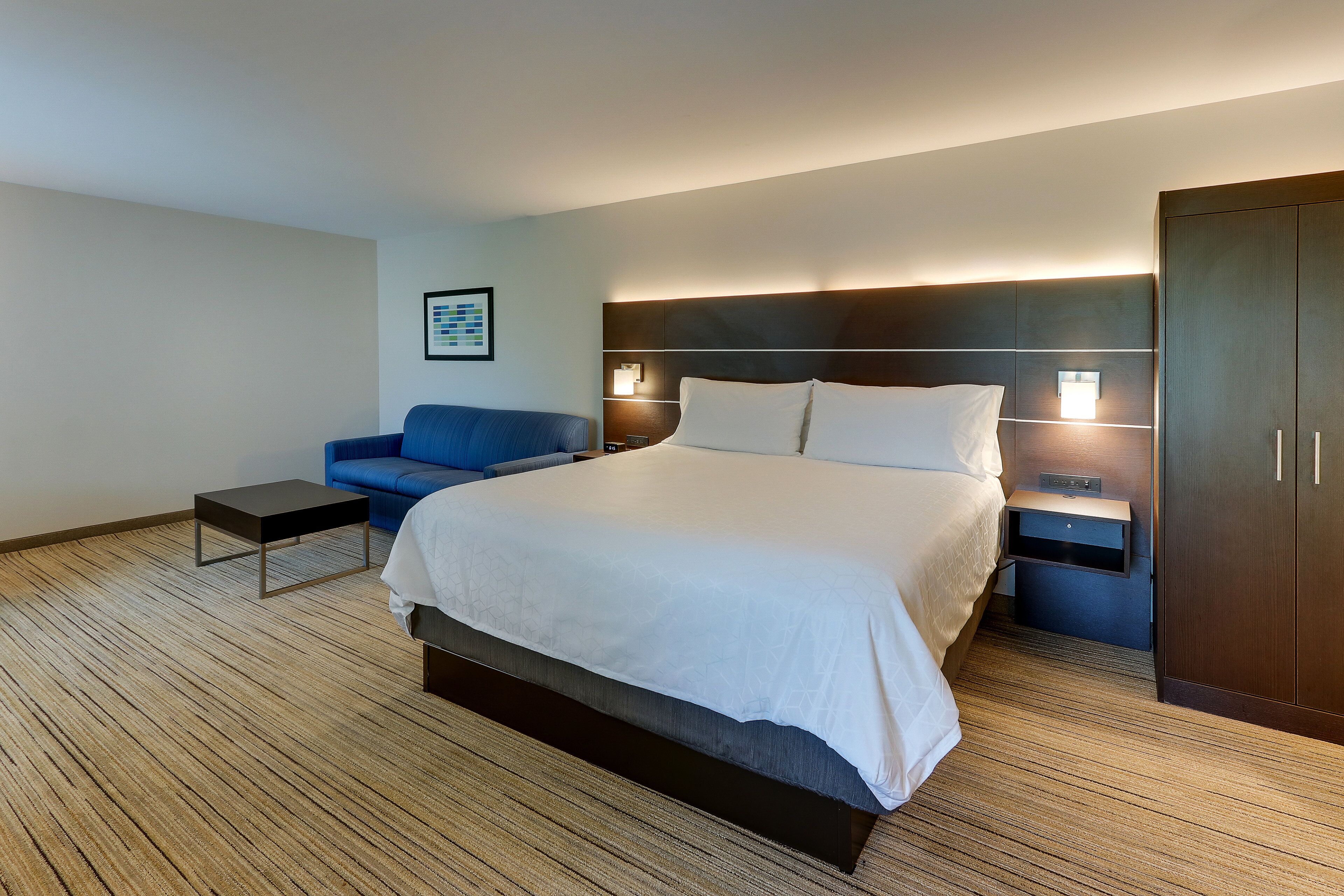 Een bureau, een laptopwerkplek, een strijkplank/strijkijzer