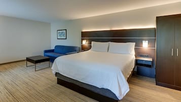 Een bureau, een laptopwerkplek, een strijkplank/strijkijzer