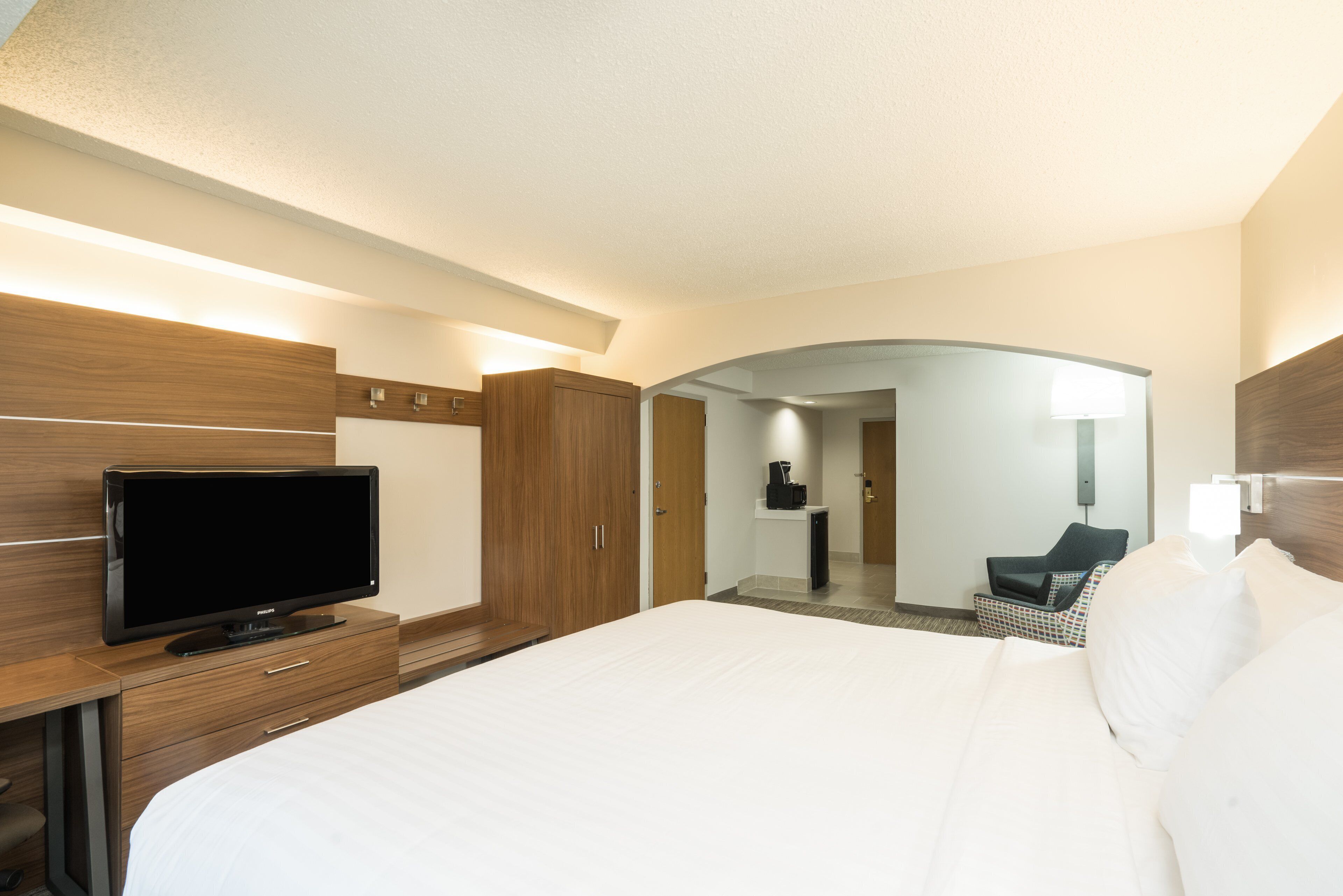 standard room, 1 king bed, mobility accessible (mobility) | down duvets, in-room safe, iron/ironing board, free cots/infant beds