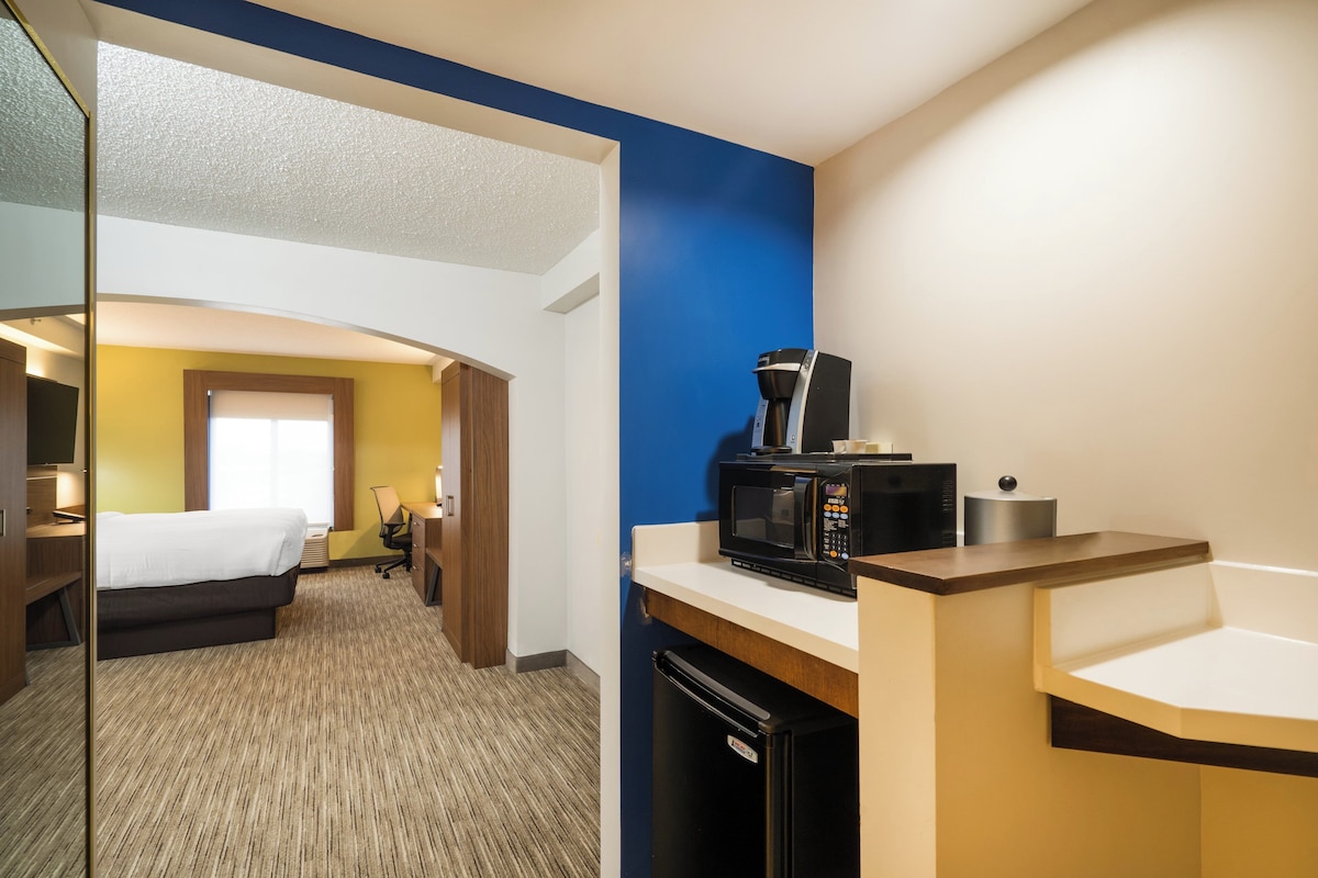 Standard Room, 1 King Bed | Down duvets, in-room safe, iron/ironing board, free cots/infant beds