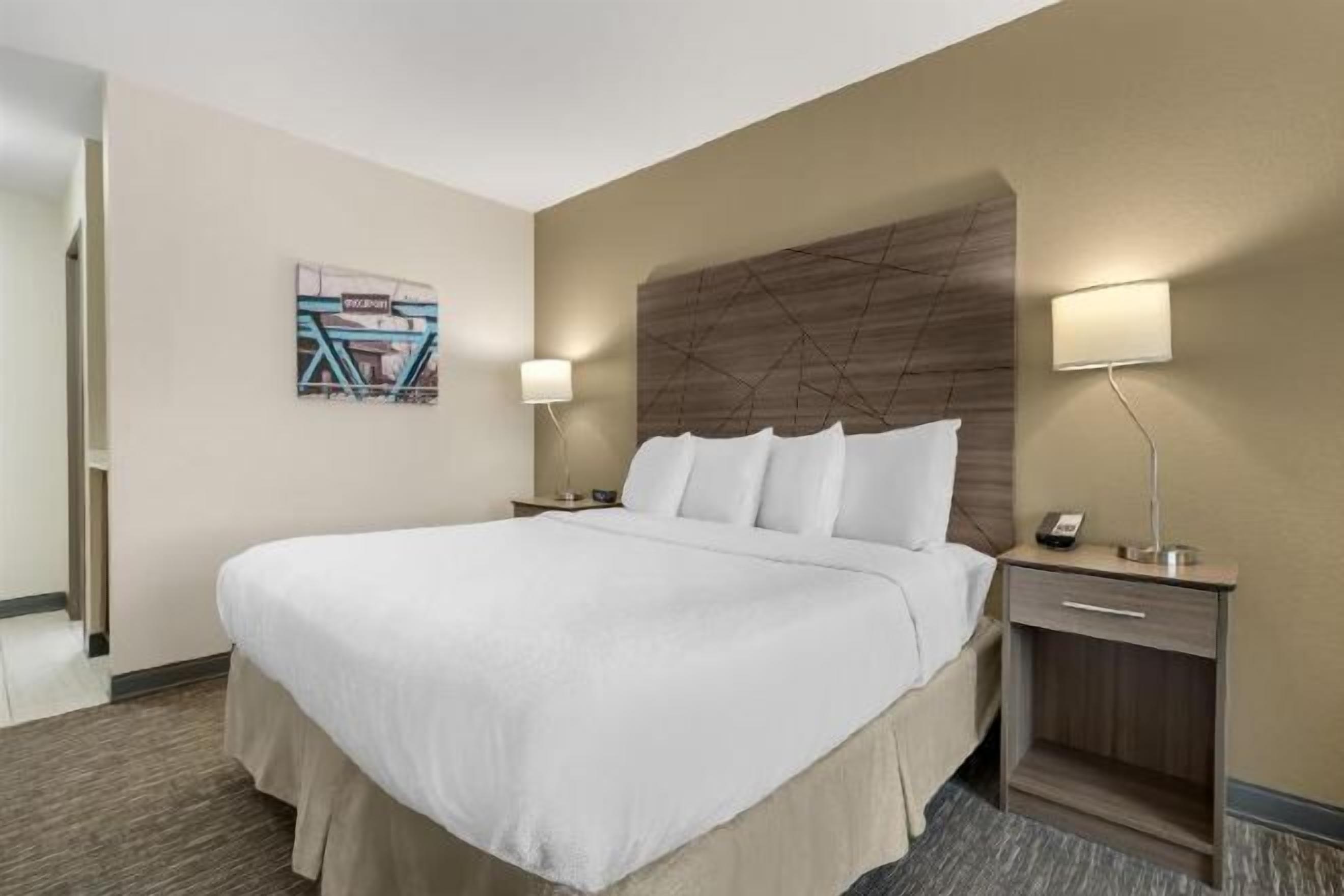 办公桌、笔记本电脑工作区、遮光窗帘、熨斗/熨衣板