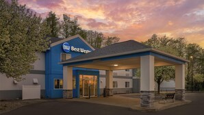 A Best Western hotel with a blue facade, a covered entrance, and a parking area. - Best Western Brockport Inn & Suites (Brockport)