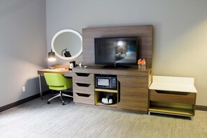 Literie hypoallergénique, bureau, fer et planche à repasser