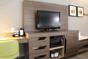Ropa de cama hipoalergénica, escritorio y tabla de planchar con plancha 