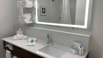 Standard Room | Bathroom | Combined shower/bathtub, hydromassage showerhead, free toiletries