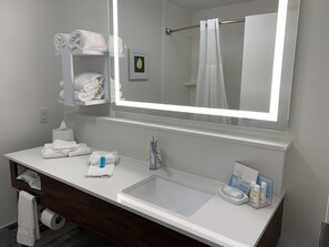Chambre non-fum., 2 grands lits | Salle de bain