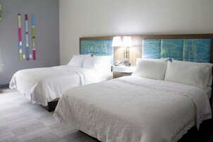 Ropa de cama hipoalergénica, escritorio y tabla de planchar con plancha 