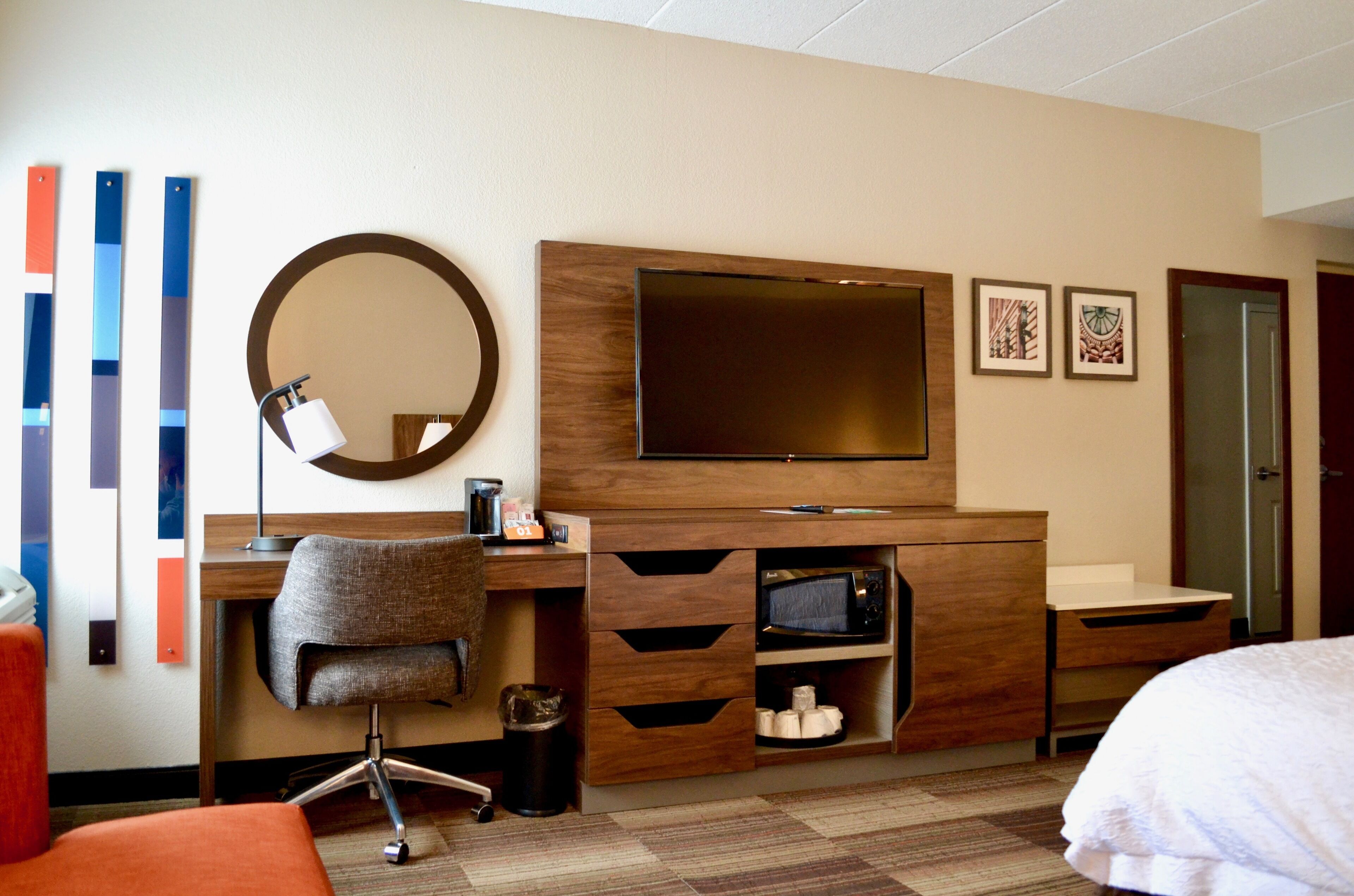 办公桌、笔记本电脑工作区、遮光窗帘、隔音