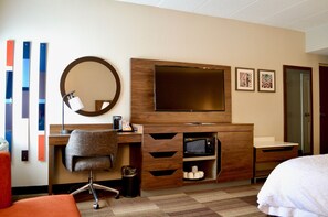 Desk, laptop workspace, blackout curtains, soundproofing - Hampton Inn Medina (Medina)