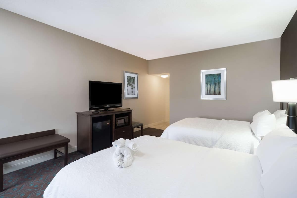 Habitación estándar, 2 camas dobles, No fumadores | Ropa de cama de alta calidad, edredón y escritorio