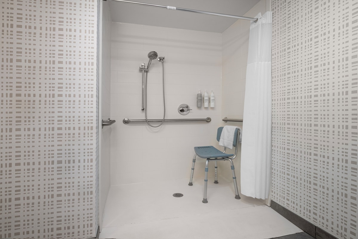 Room, 2 Queen Beds, Roll-in Shower, Non Smoking | Bathroom | Combined shower/tub, free toiletries, towels