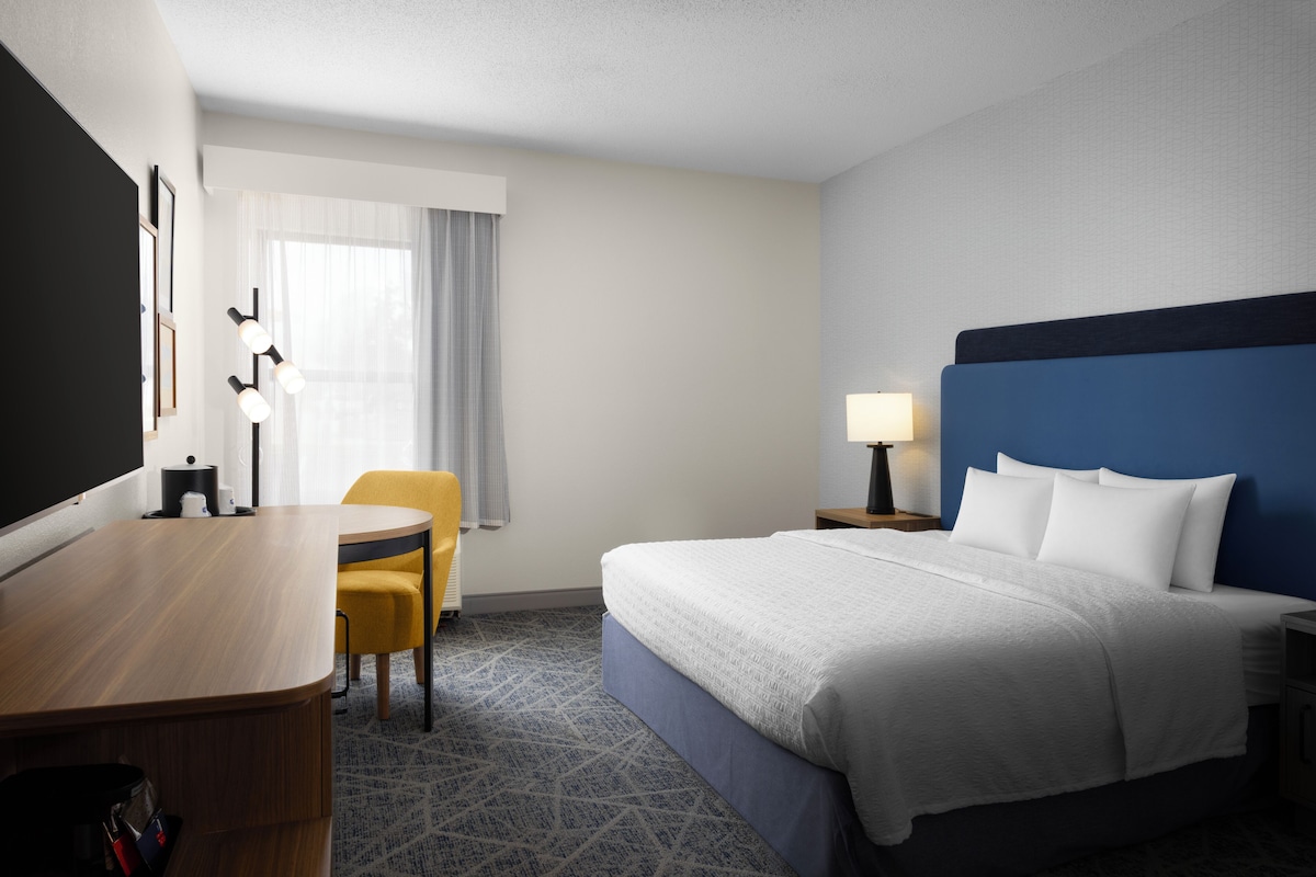 Premium bedding, down comforters, desk, laptop workspace