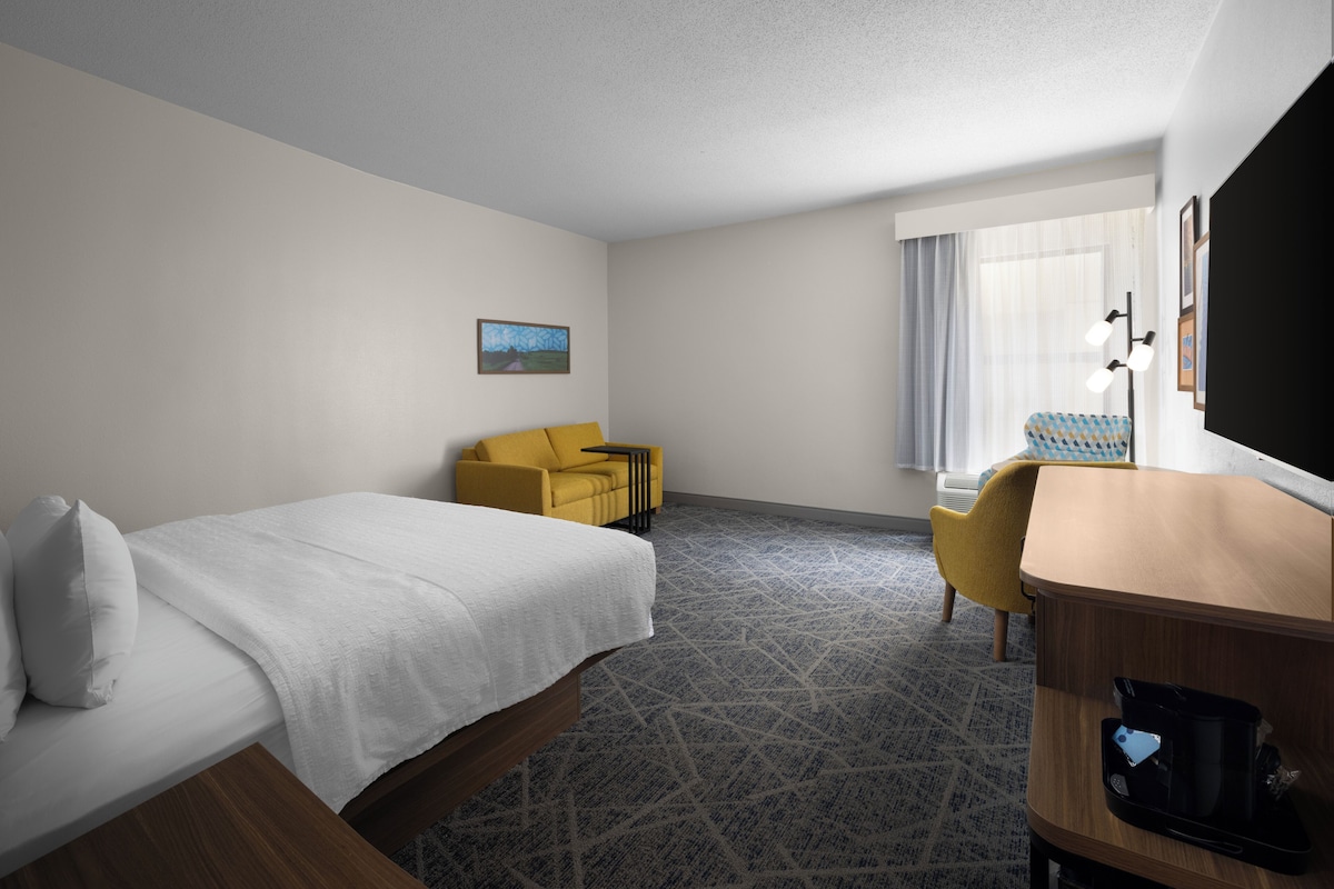 Room, 1 Queen Bed, Accessible Bathtub, Non Smoking (Mobility and Hearing Accessible) | Premium bedding, down comforters, desk, laptop workspace