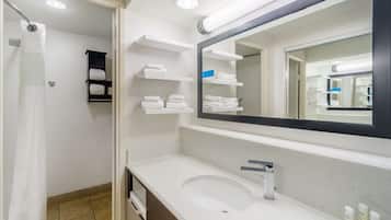 Een bad/douchecombinatie, gratis toiletartikelen, handdoeken