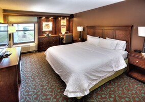 Quarto, 1 cama King, acessível, para não fumantes | Roupas de cama premium, edredons de pluma, escrivaninha