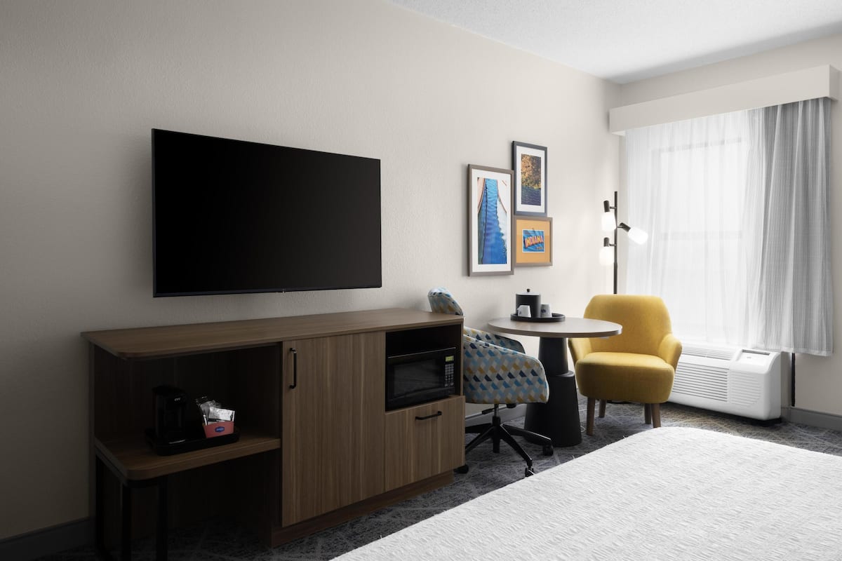 Habitación, 1 cama King size y sofá cama | Ropa de cama de alta calidad, edredón y escritorio