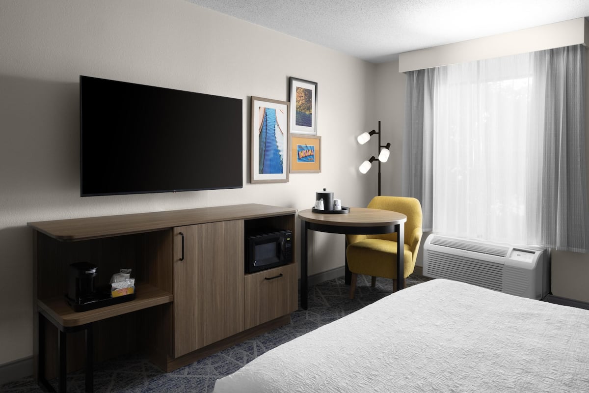 Habitación, 1 cama King size, con acceso para personas discapacitadas, para no fumadores | Ropa de cama de alta calidad, edredón y escritorio