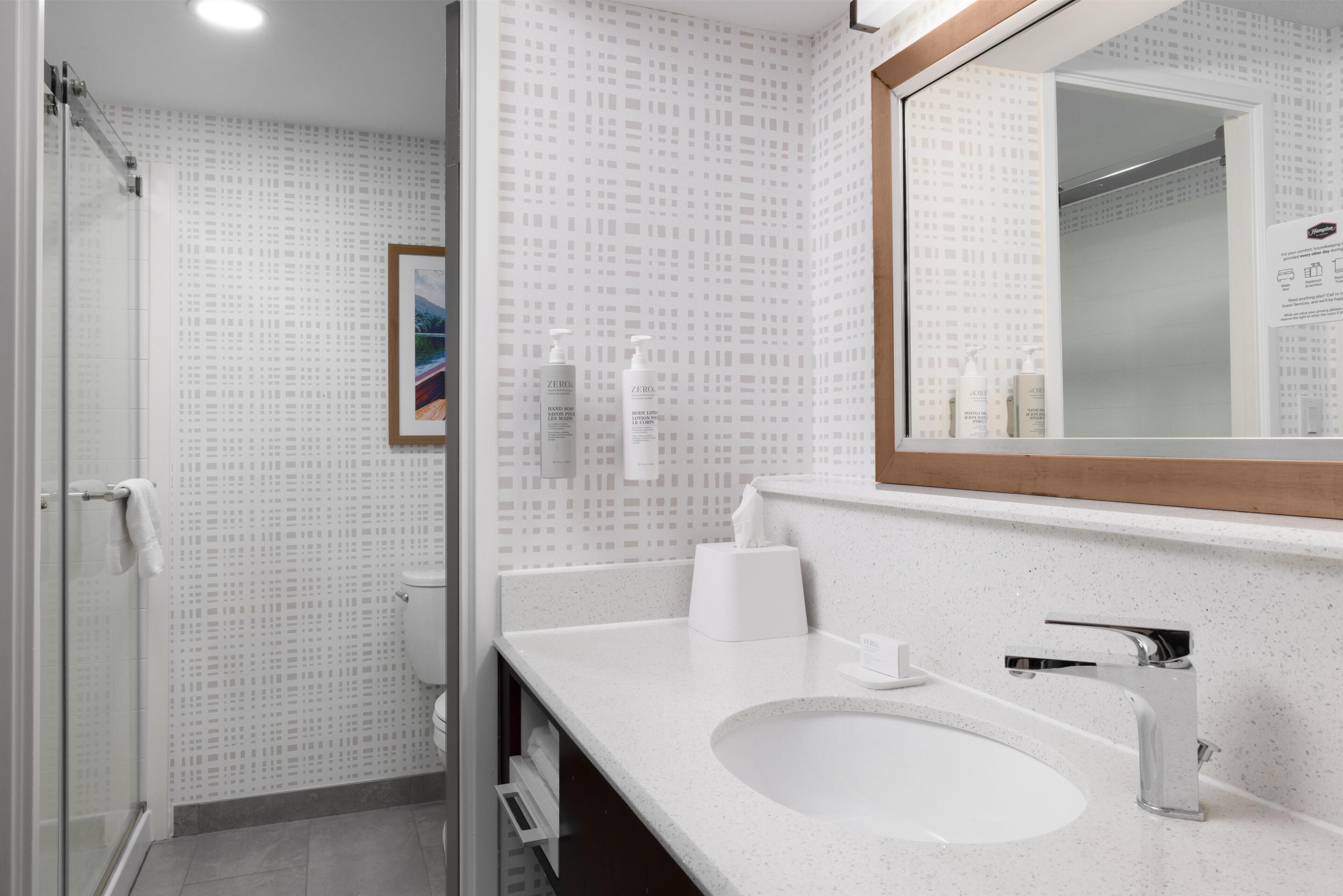1 King Deluxe W/Sofabed Non-Smoking | Baño | Tina con regadera, amenidades de baño gratuitas, toallas 