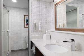 1 King Deluxe W/Sofabed Non-Smoking | Bathroom | Combined shower/tub, free toiletries, towels