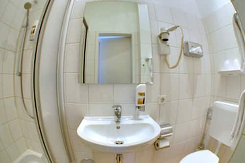 Set di cortesia gratuito, asciugacapelli, asciugamani, sapone