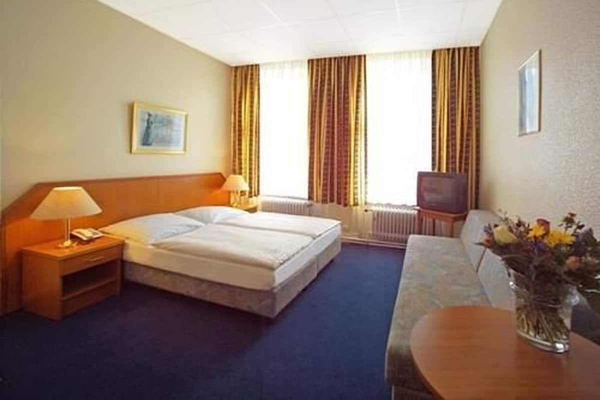 Double Room | Premium bedding, iron/ironing board (on request), WiFi (free)