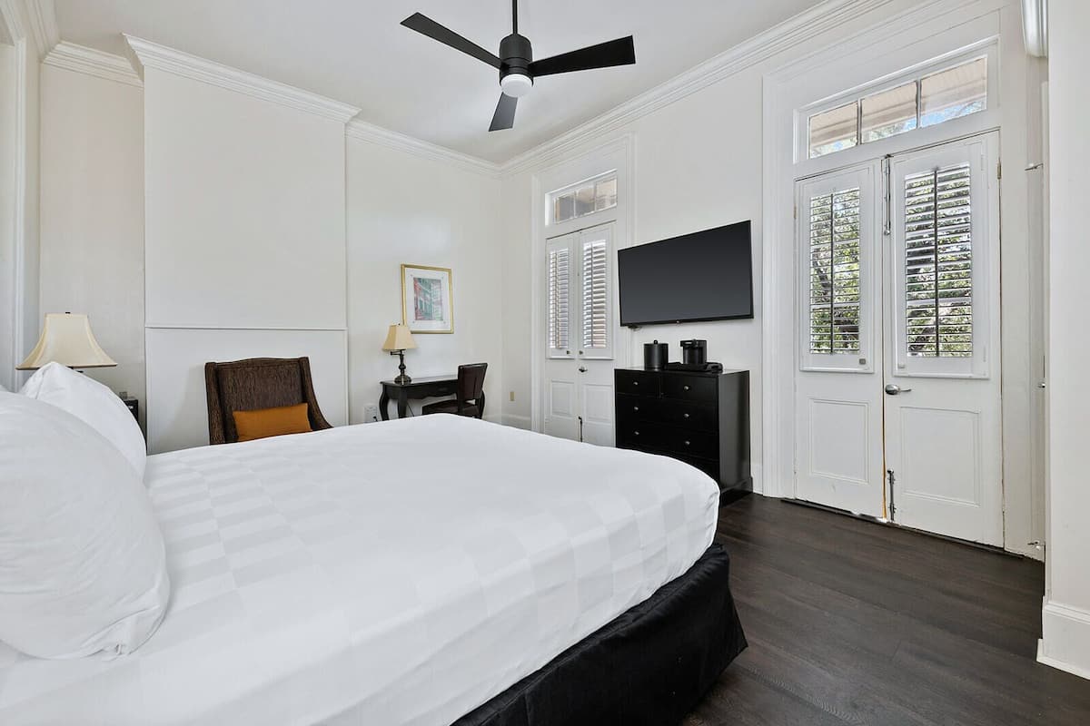 Kamar, 1 Tempat Tidur King, balkon | Seprai premium dan didekorasi berbeda-beda