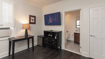 Kamar Deluks, 1 Tempat Tidur King | Seprai premium dan didekorasi berbeda-beda