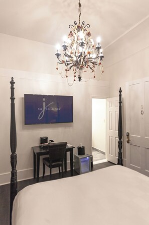 Deluxe Room, 1 Queen Bed | Premium bedding, individually decorated, individually furnished - Historic Streetcar Inn (New Orleans)