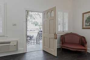 Room, 1 King Bed, Balcony | Premium bedding, individually decorated, individually furnished - Historic Streetcar Inn (New Orleans)