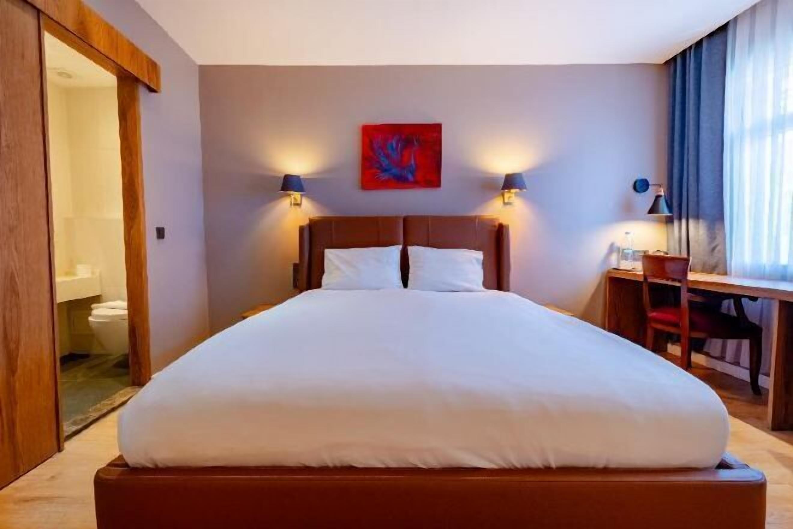 Hochwertige Bettwaren, Minibar, Zimmersafe, Schreibtisch