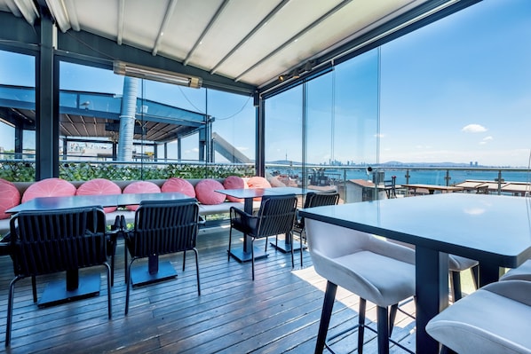 Desayuno buffet (EUR 20 por persona)