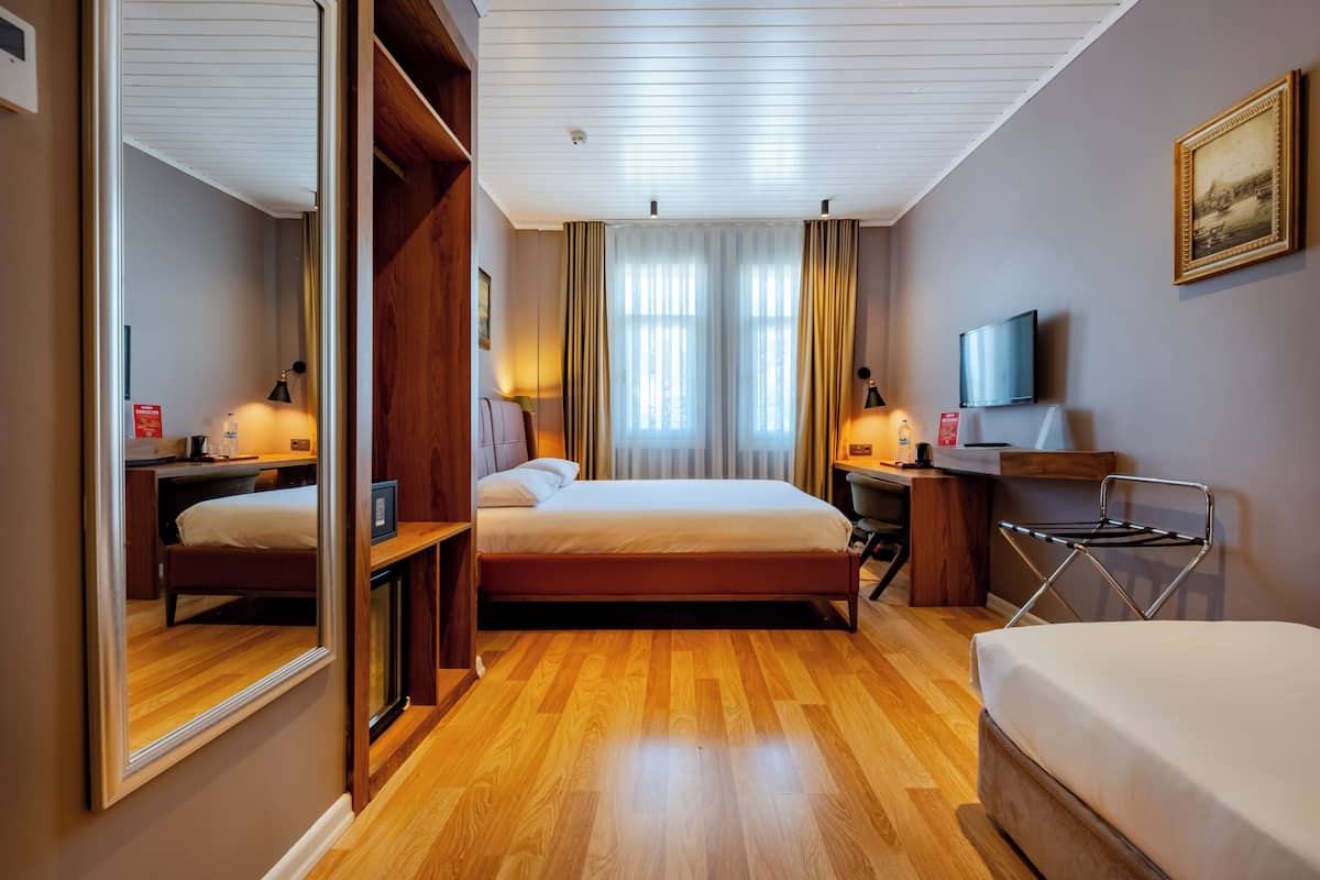 Habitación triple Premium | Ropa de cama de alta calidad y minibar 