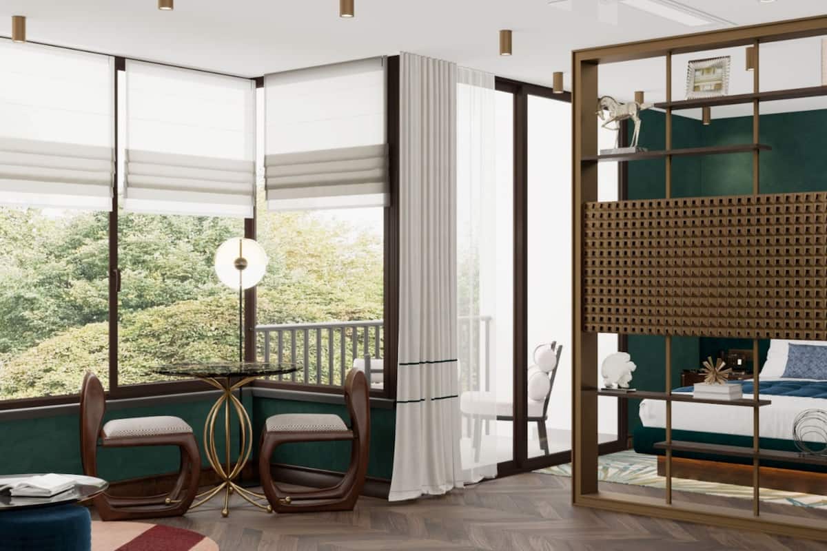 Una habitación con balcón, comedor y cama con vistas.