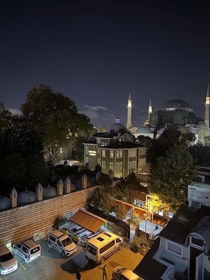 A view of a building with a dome and minarets, surrounded by trees and parked vehicles. - Armagrandi Spina Hotel - Special Class (Istanbul)