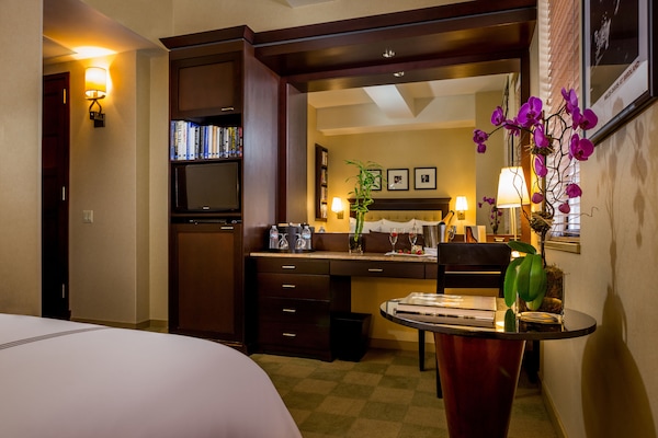 Deluxe Room, 1 King Bed | Egyptian cotton sheets, premium bedding, down comforters, in-room safe
