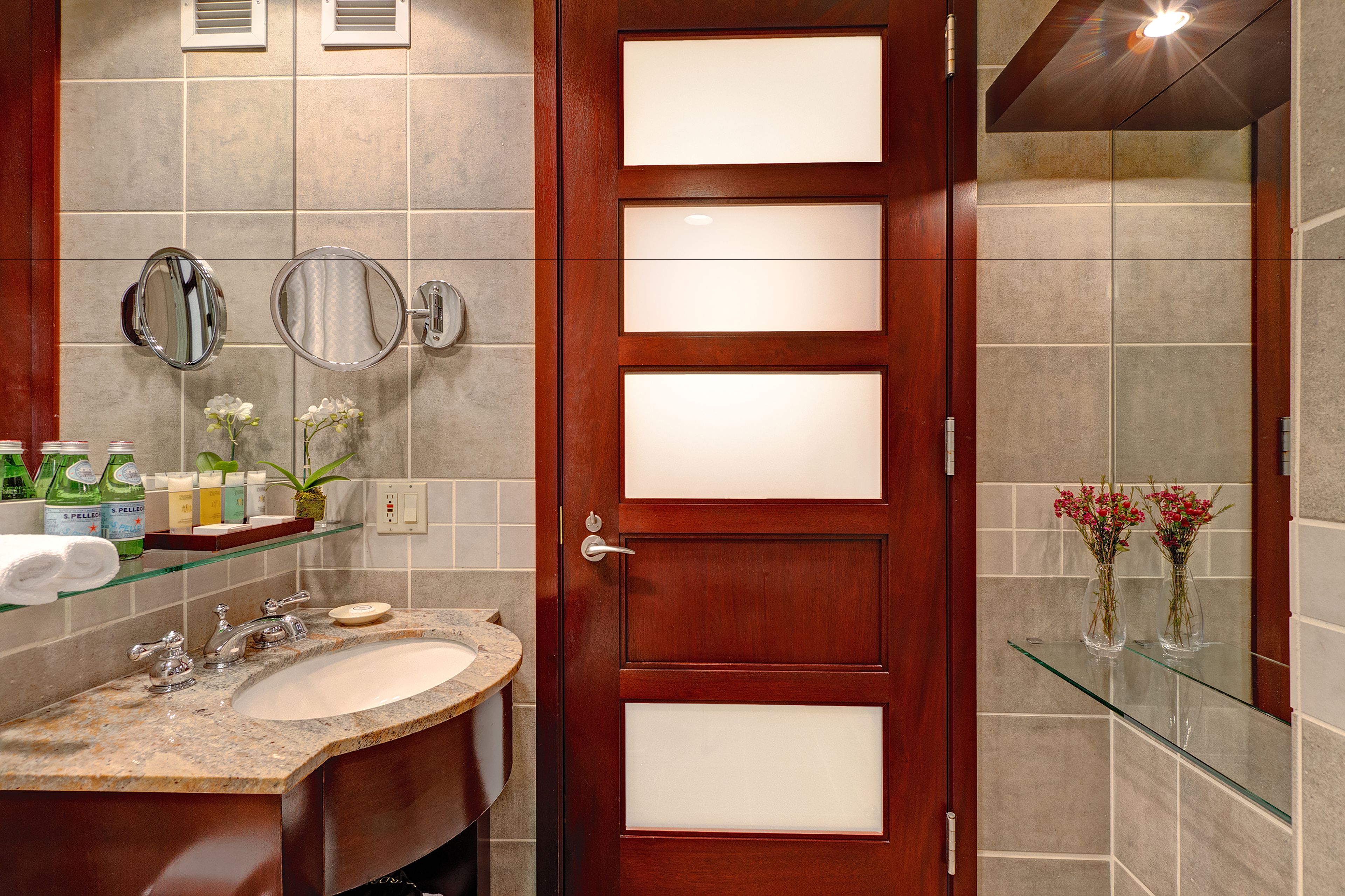 Amenidades de baño gratuitas, secadora de cabello, batas, pantuflas 