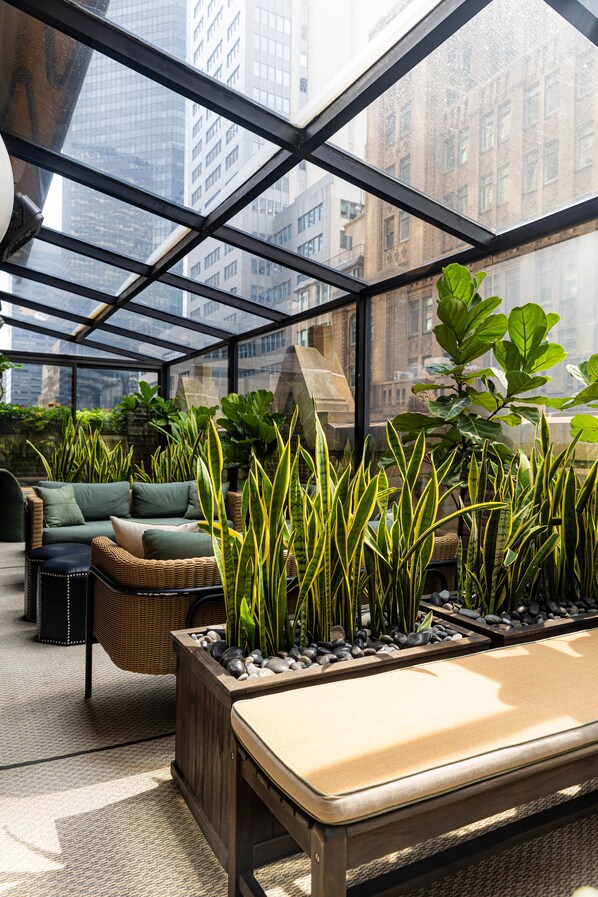 Bar en la azotea con vistas al jardín (abre todos los días)