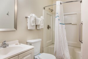 Combined shower/bathtub, free toiletries, towels