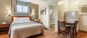 HomeTowne Studios by Red Roof Louisville 