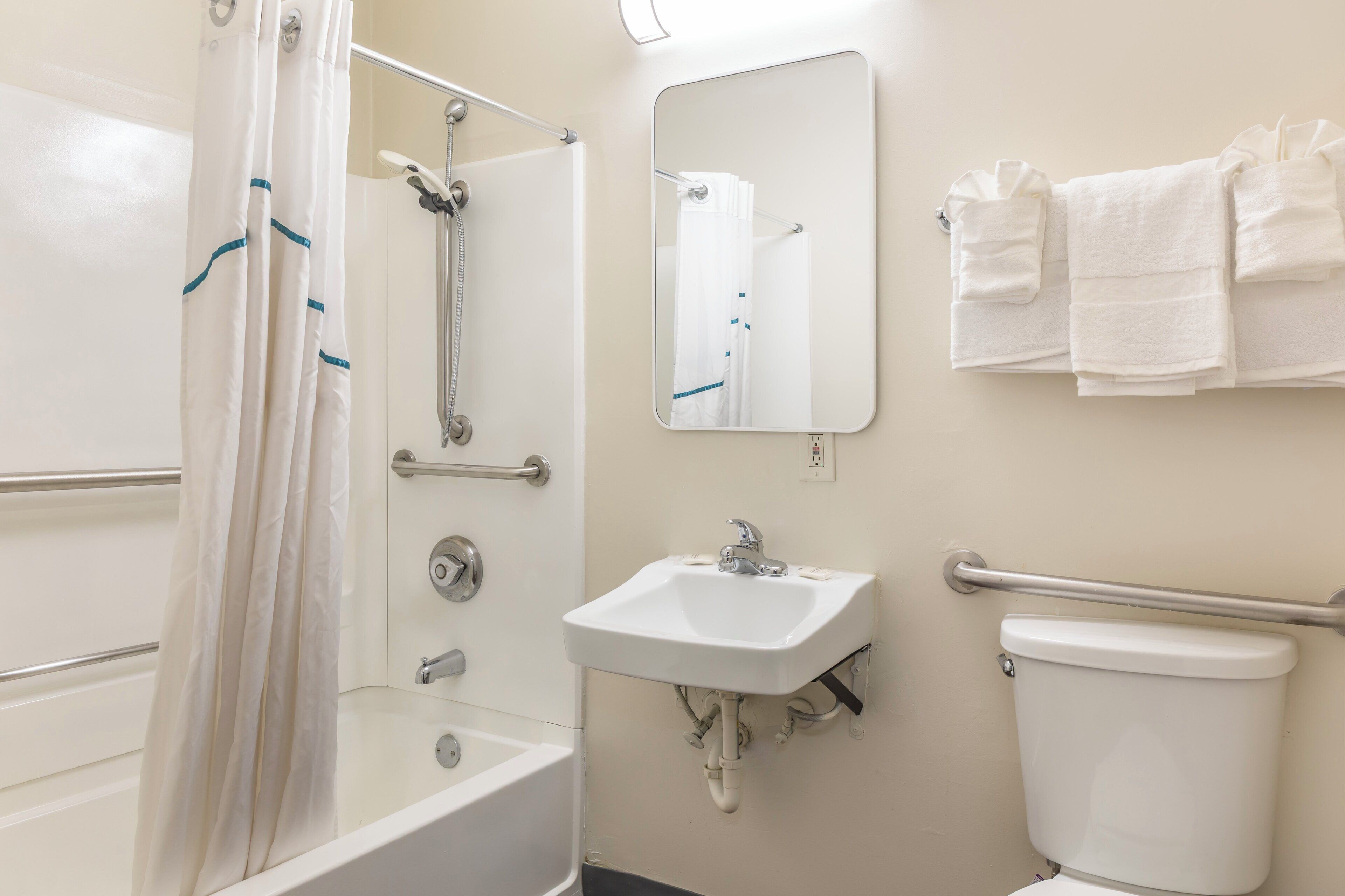 Photo - HomeTowne Studios by Red Roof Louisville