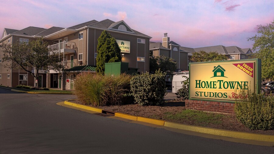 HomeTowne Studios by Red Roof Louisville