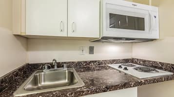 Frigorífico grande, microondas y placa de cocina