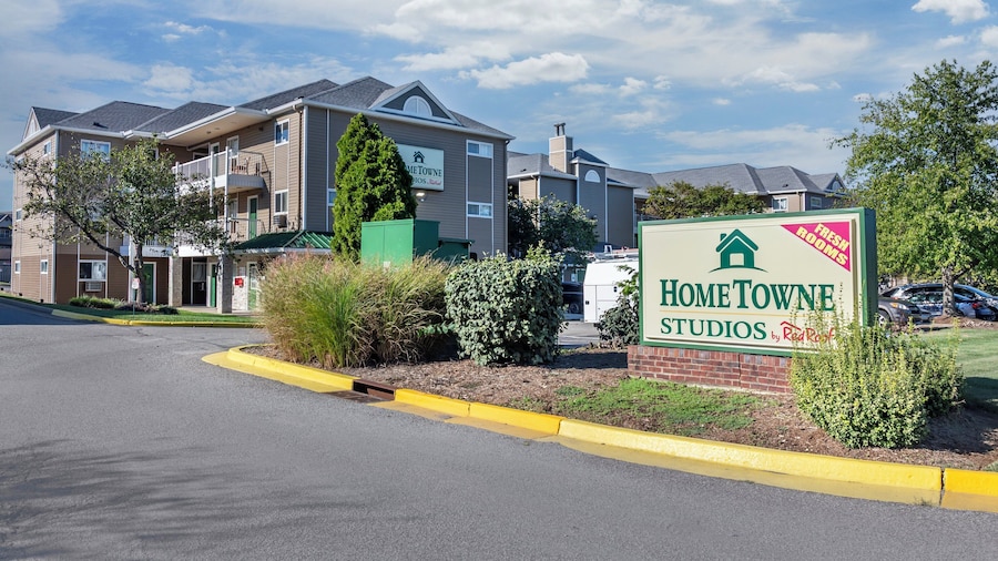 HomeTowne Studios by Red Roof Louisville